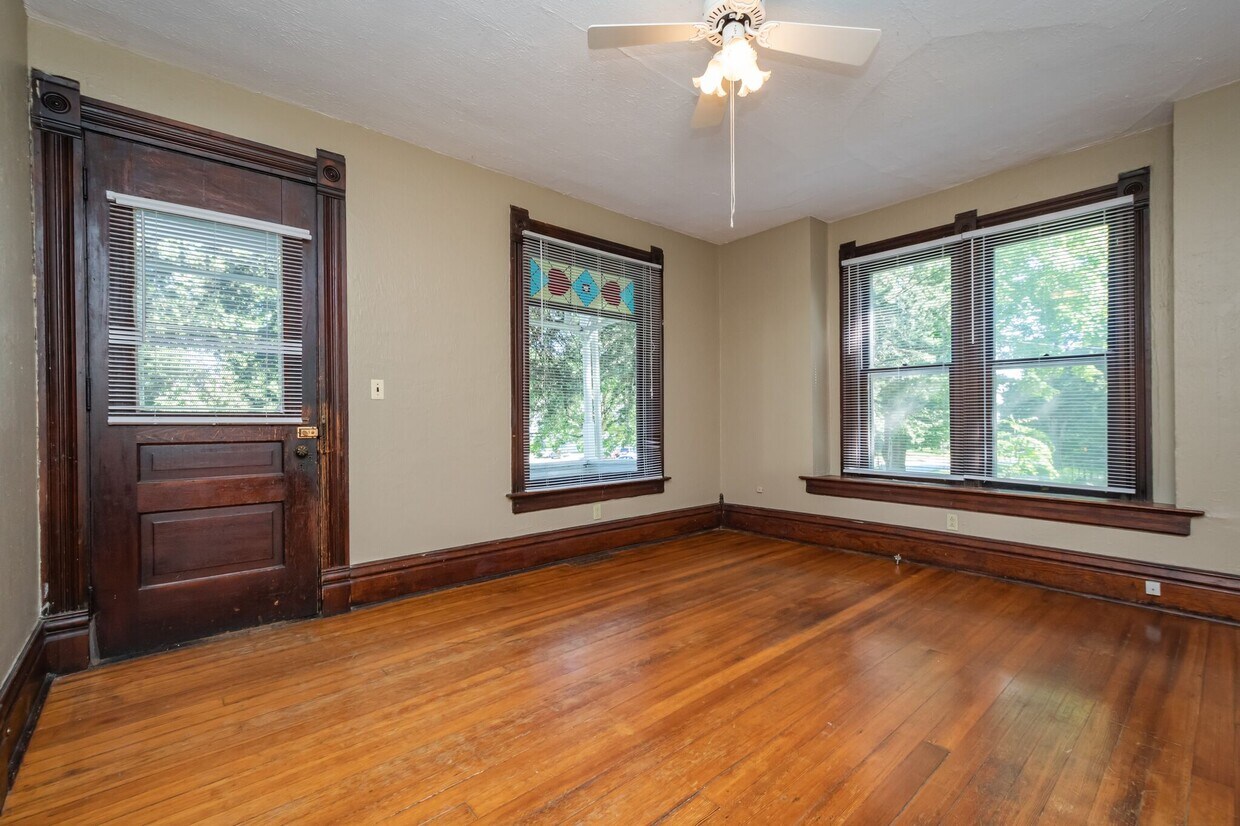 909 N Dodge St, Iowa City, IA 52245 House Rental in Iowa City, IA