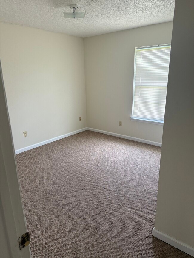 Building Photo - 703 Flamingo Dr