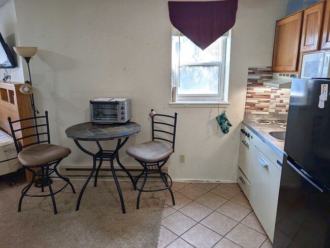 Building Photo - Convenient Prospector Location