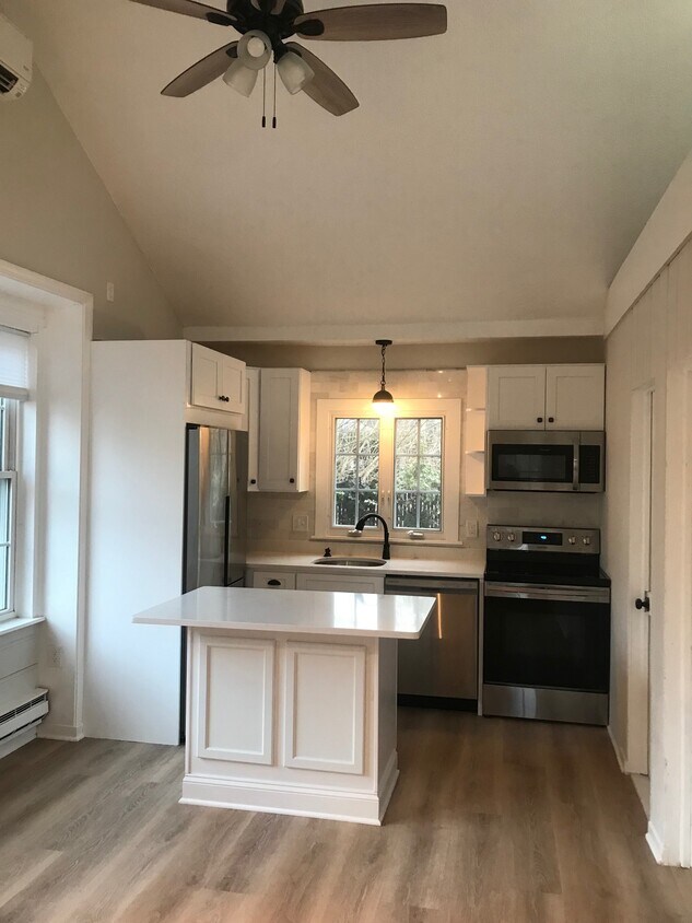 kitchen island with seating for 4 - 81 Commerce St