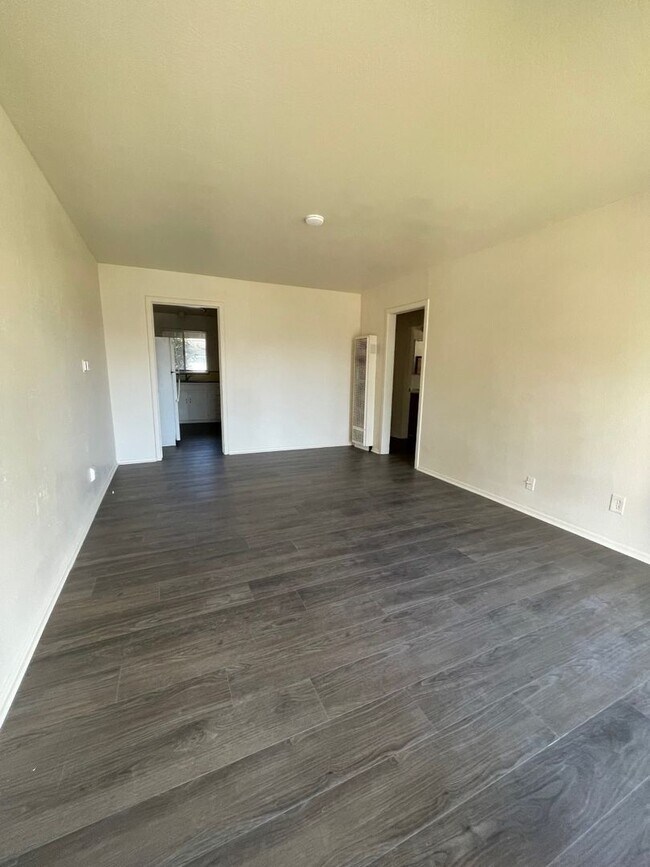 Building Photo - Gardella Duplex-824