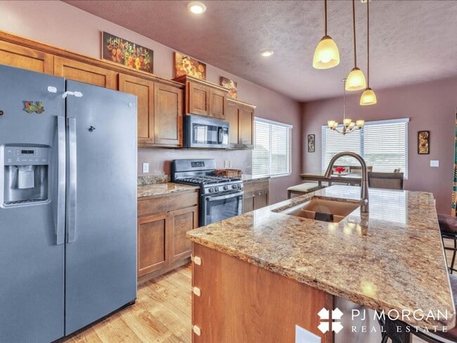 Building Photo - Beautiful 4 Bedroom, 3 Bathroom Home - Ren...