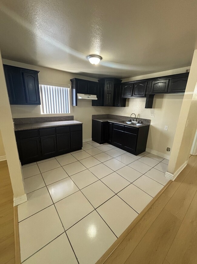 Building Photo - 828 W 71st St