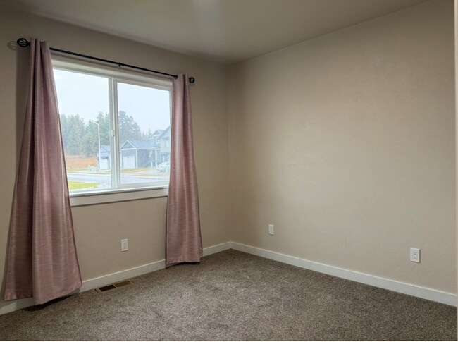 Building Photo - Beautiful Kalispell Home