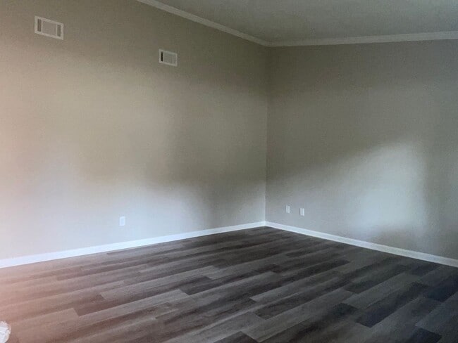 Building Photo - Updated 3 Bed/1.5 Bath Ranch In Serene Nei...