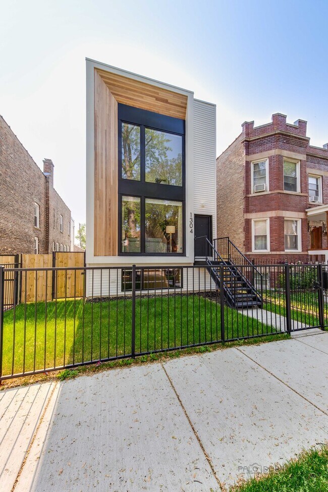 Building Photo - 1304 N Lawndale Ave