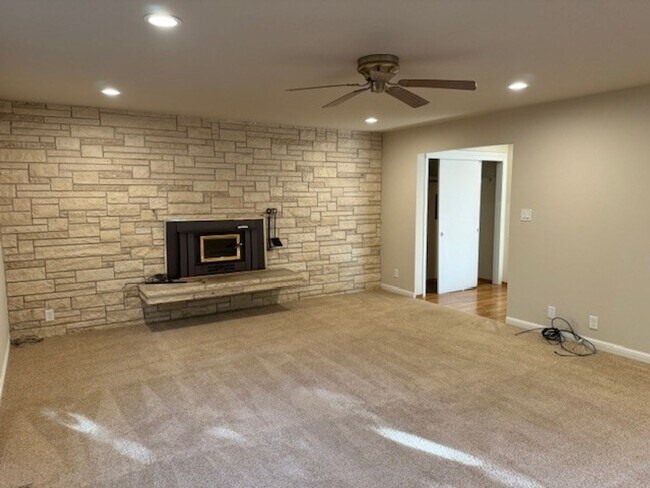 Building Photo - Beautiful home located in the hills of Red...