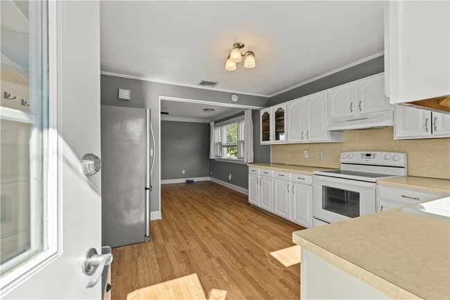 Building Photo - 23 Holten Ave