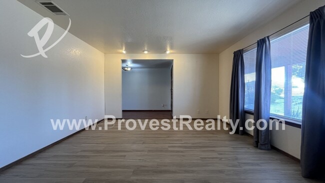 Building Photo - 4 Bed, 3 Bath Apple Valley Home with Pool!!!