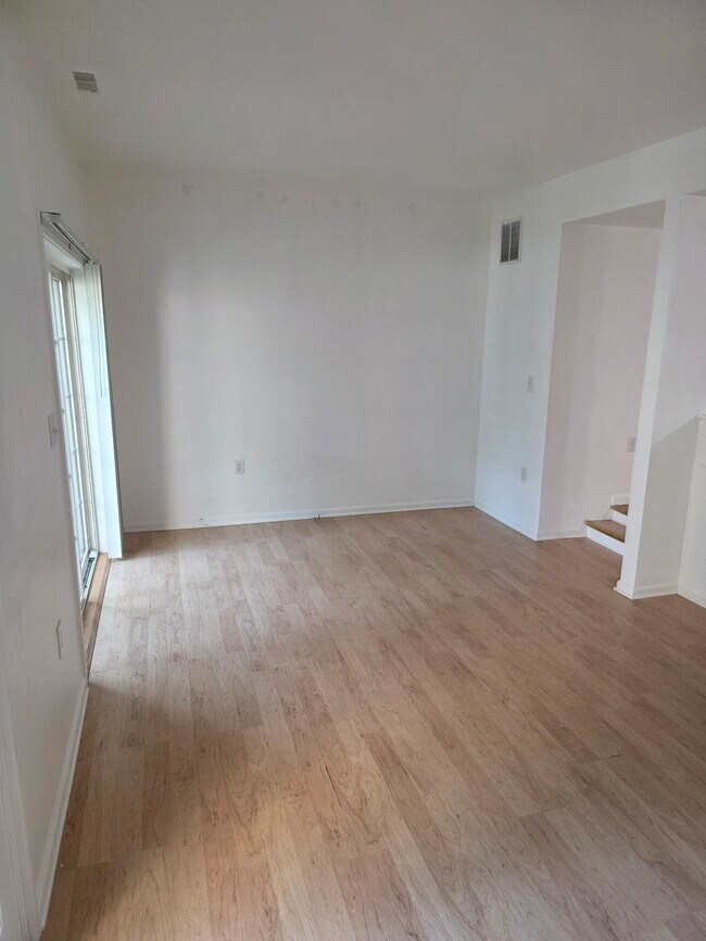 Building Photo - 131 Freedom Ct