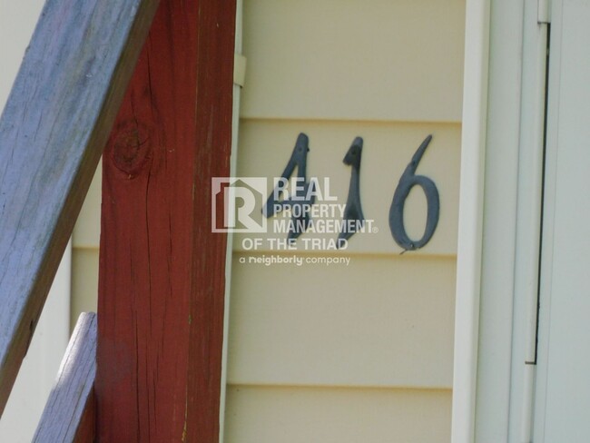 Building Photo - Available Now - 2 Bedroom/ 1 Bathroom Home...