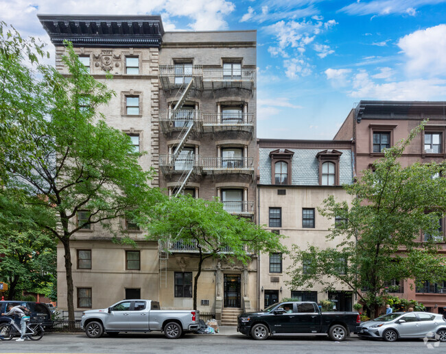 Gramercy Park Apartment Building - 76 Irving Pl