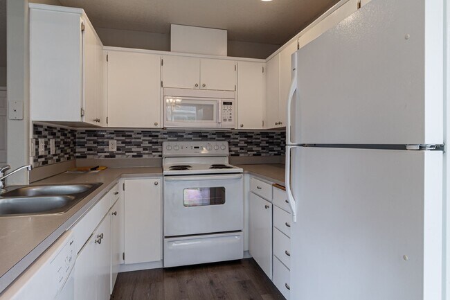 Foto del edificio - Beautiful 4 Bed 2.5 bathroom home  with 2 ...