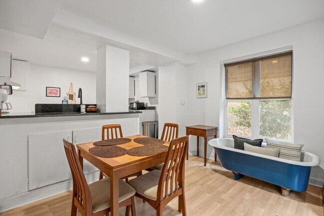 Foto del edificio - Charming 1 Bed, 1 Bath Duplex with Office/Flex Space near Five Points, Downtown Raleigh