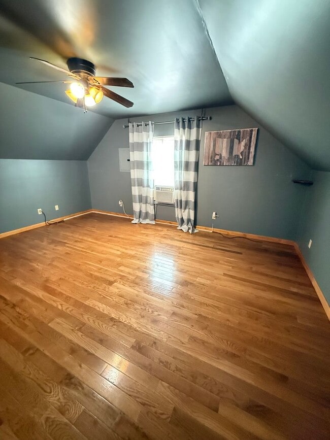 Building Photo - One Bedroom Apt with Utilities Included