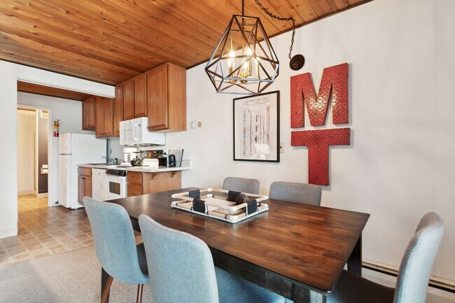 Foto del edificio - 1 bedroom, 1 bath condo on Whitefish Lake