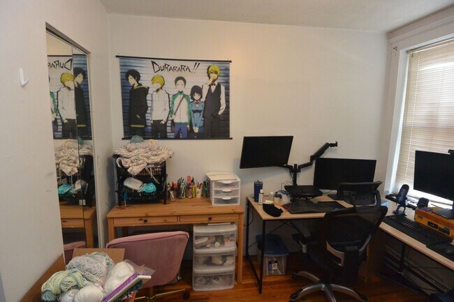 Building Photo - 2 Bed 1 Bath available now