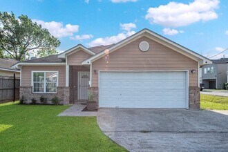 Building Photo - 8002 Colonial Ln