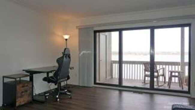 Foto del edificio - 2 Bedroom Lakeside Condo