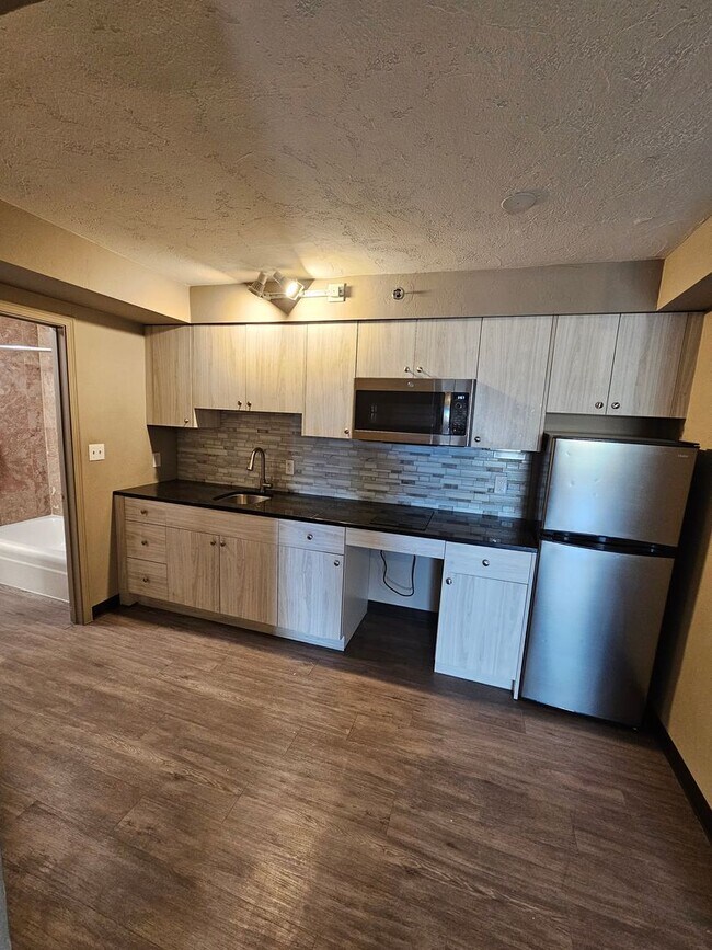 Building Photo - Completely Remodeled 2-bedroom Near Memori...