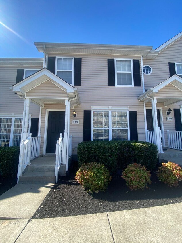 Available Now! 2 Bed, 2.5 Bath Townhome in The Cottages Of Lake Forest - Available Now! 2 Bed, 2.5 Bath Townhome in The Cottages Of Lake Forest