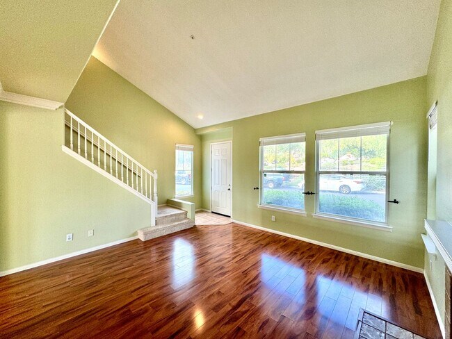 Building Photo - Beautiful 3B/2.5BA House in Vista