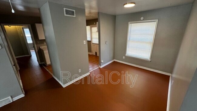 Building Photo - 1881 Davis Cir