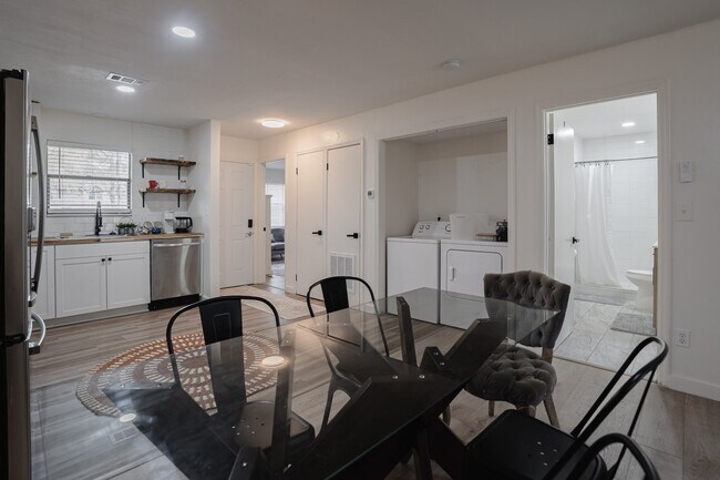 Building Photo - 2907 Woodrich Dr