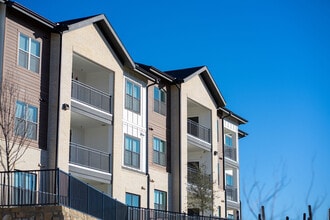 Building Photo - Emblem Ravine