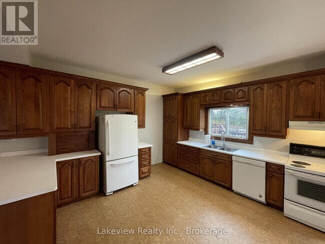 Building Photo - 151 Simcoe St