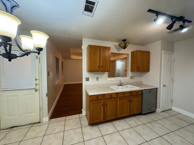 Building Photo - 2904 Blue Ridge Dr