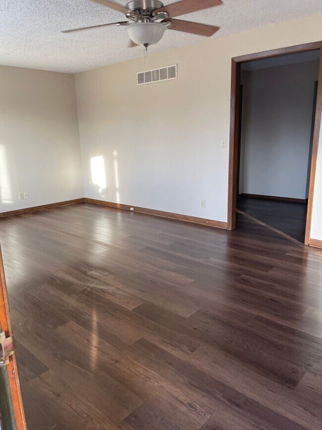 Building Photo - 4 Bedroom, 2 Bathroom House