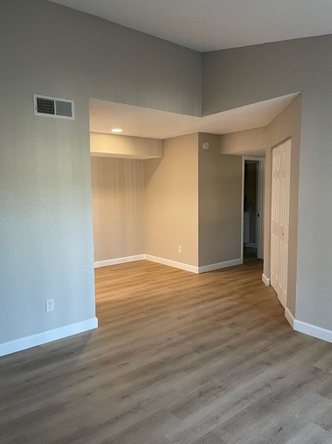 Building Photo - Fabulous 2/1 Second Floor Condo