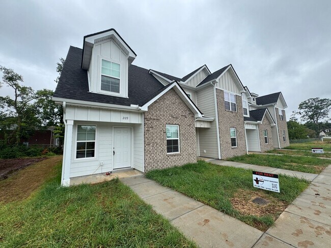 Foto del edificio - BRAND NEW 3 bedroom 2 bath townhome in the heart of Smyrna