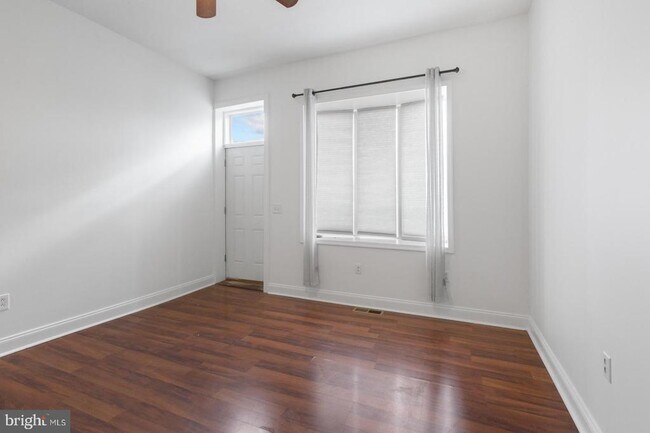 Foto del edificio - 823 E Girard Ave