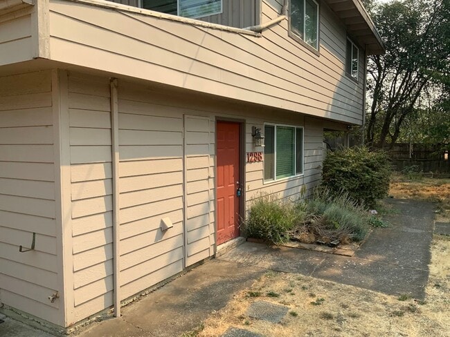 Building Photo - 2 Bedroom Duplex Near Autzen Stadium