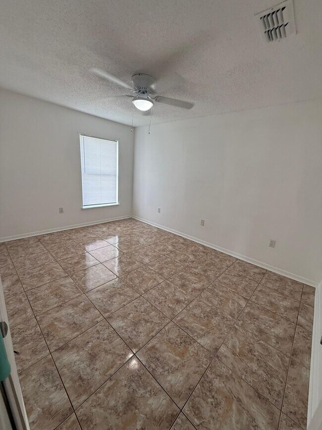 Foto del edificio - Recently renovated 4 Bedroom, 2 Bathroom, ...
