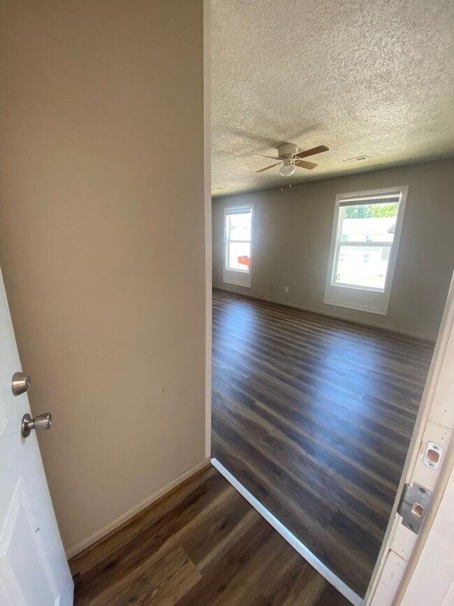 Building Photo - Affordable 2 Bedroom 1 Bath Apartments