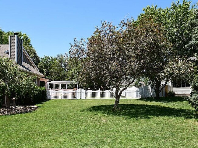 Foto del edificio - 820 Redwood Rd