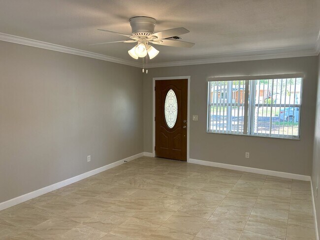 Building Photo - Centrally located and close to shopping, s...