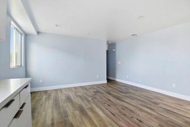 Building Photo - 608 E 29th St