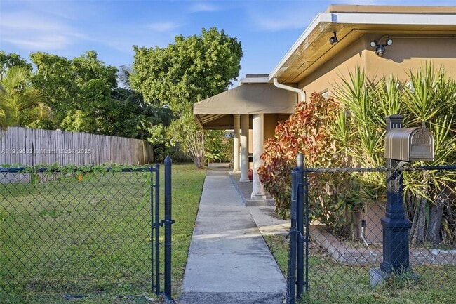 Foto del edificio - 2445 SW 18th St