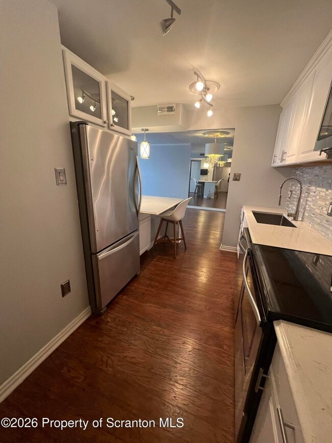 Building Photo - 220 Linden St