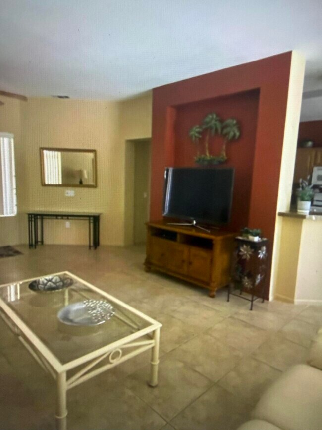 Foto del edificio - 78945 Champagne Ln