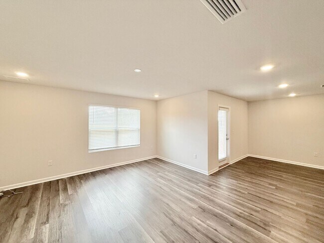 Foto del edificio - Spacious 4-Bedroom Home - Community Pool