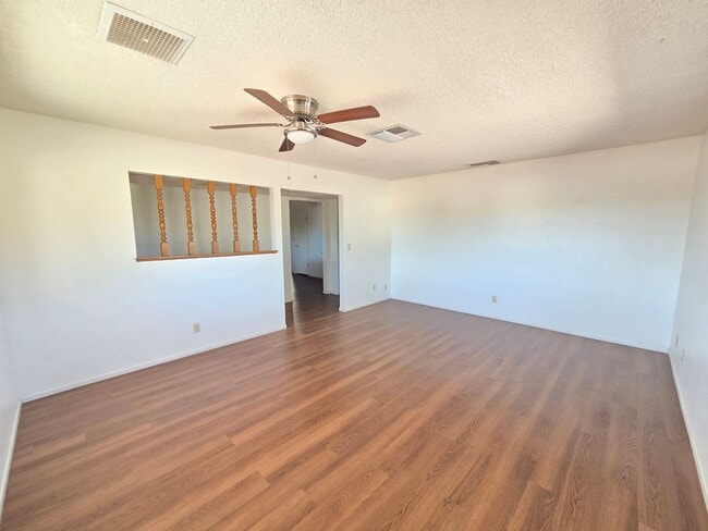 Building Photo - 440 Cheyenne Cir