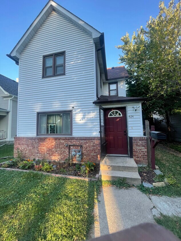 Foto principal - 824 Russell Ave N