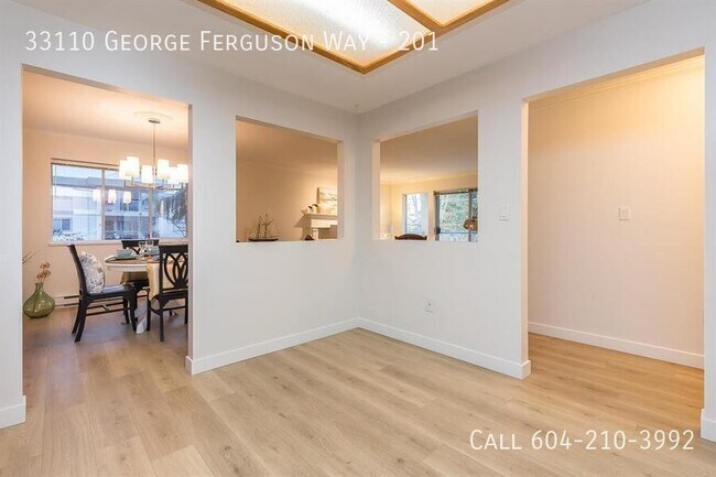 Photo du bâtiment - Updated 55+ Condo with Covered Parking