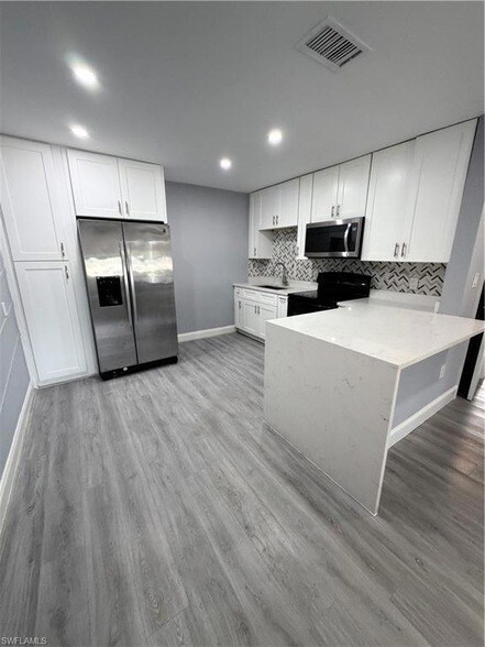 Foto del edificio - 4375 Golden Gate Pkwy