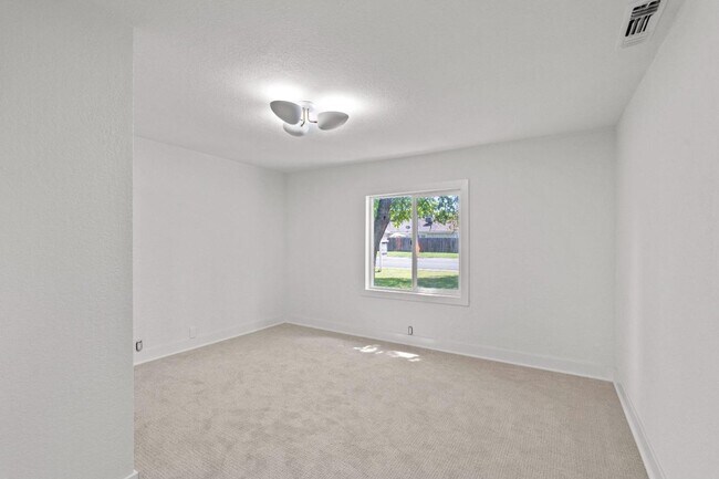 Building Photo - Beautiful Spacious Fully Remodeled Home in...